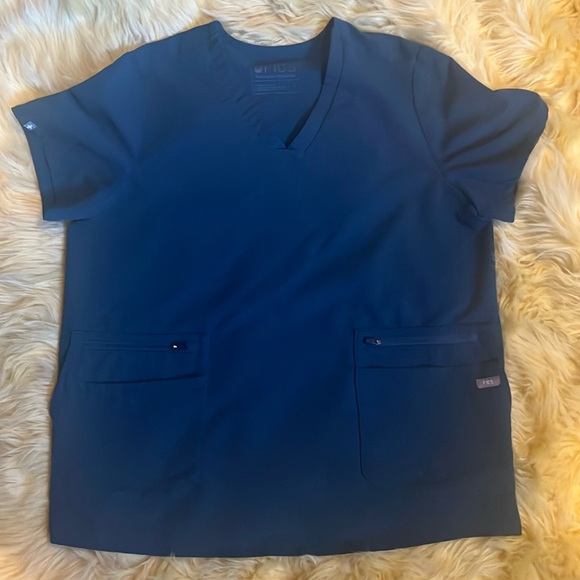 FIGS ACCRA 6 pocket scrub top - Picture 1 of 5